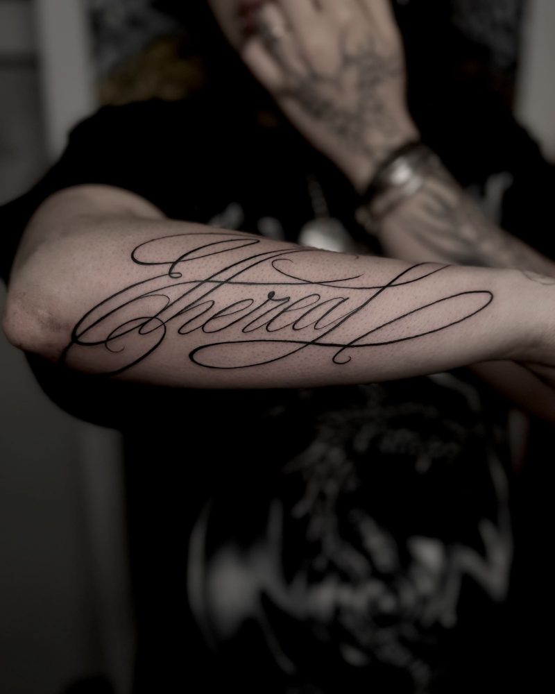Tatouage lettering calligraphie avant bras chicano