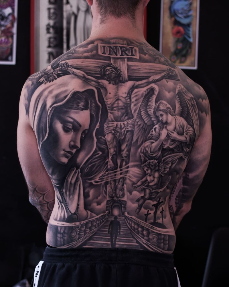 Tatouage réalisme religieux dos complet homme. Jésus, vierge marie et paradis