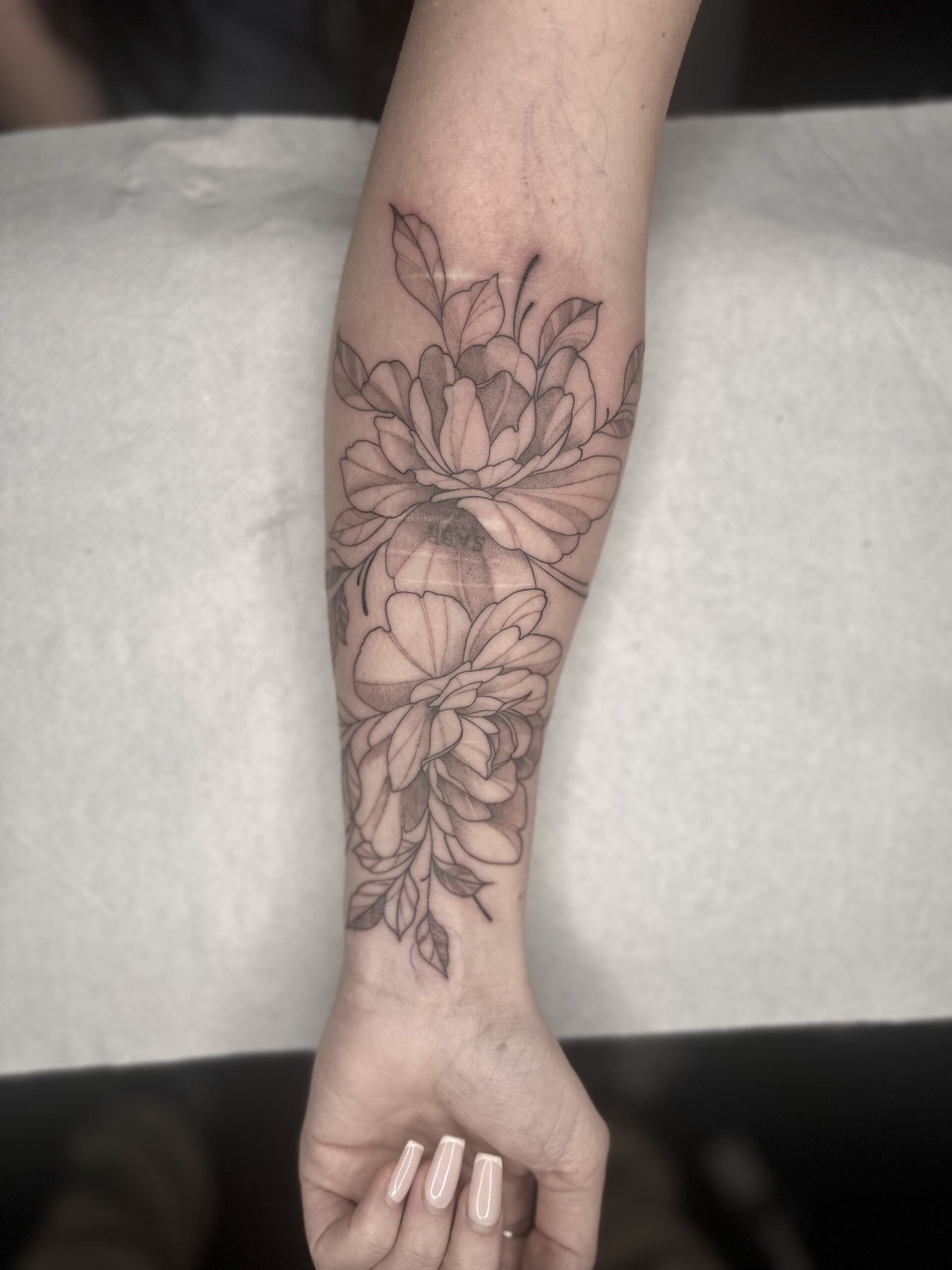 Tatouage floral fine line avant bras, recouvrement cicatrice