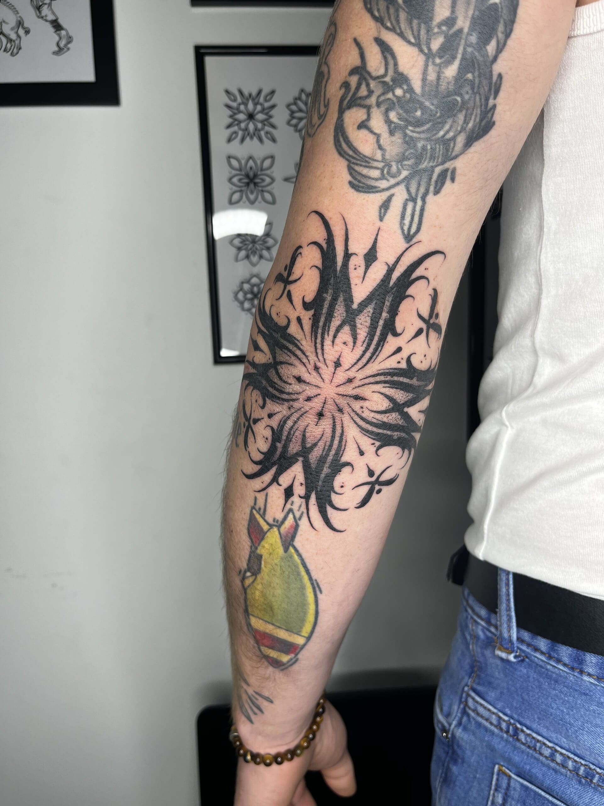 Tatouage ornemental coude