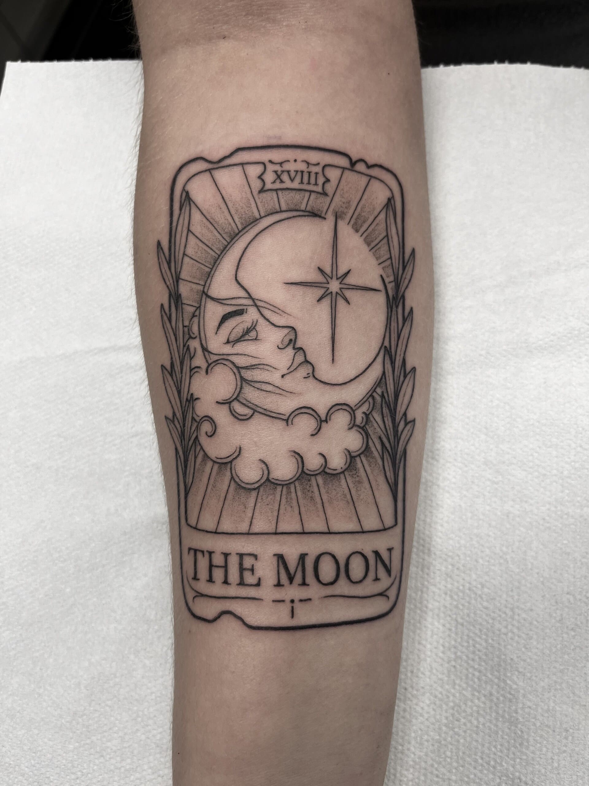 Tatouage tarot Lune fine line