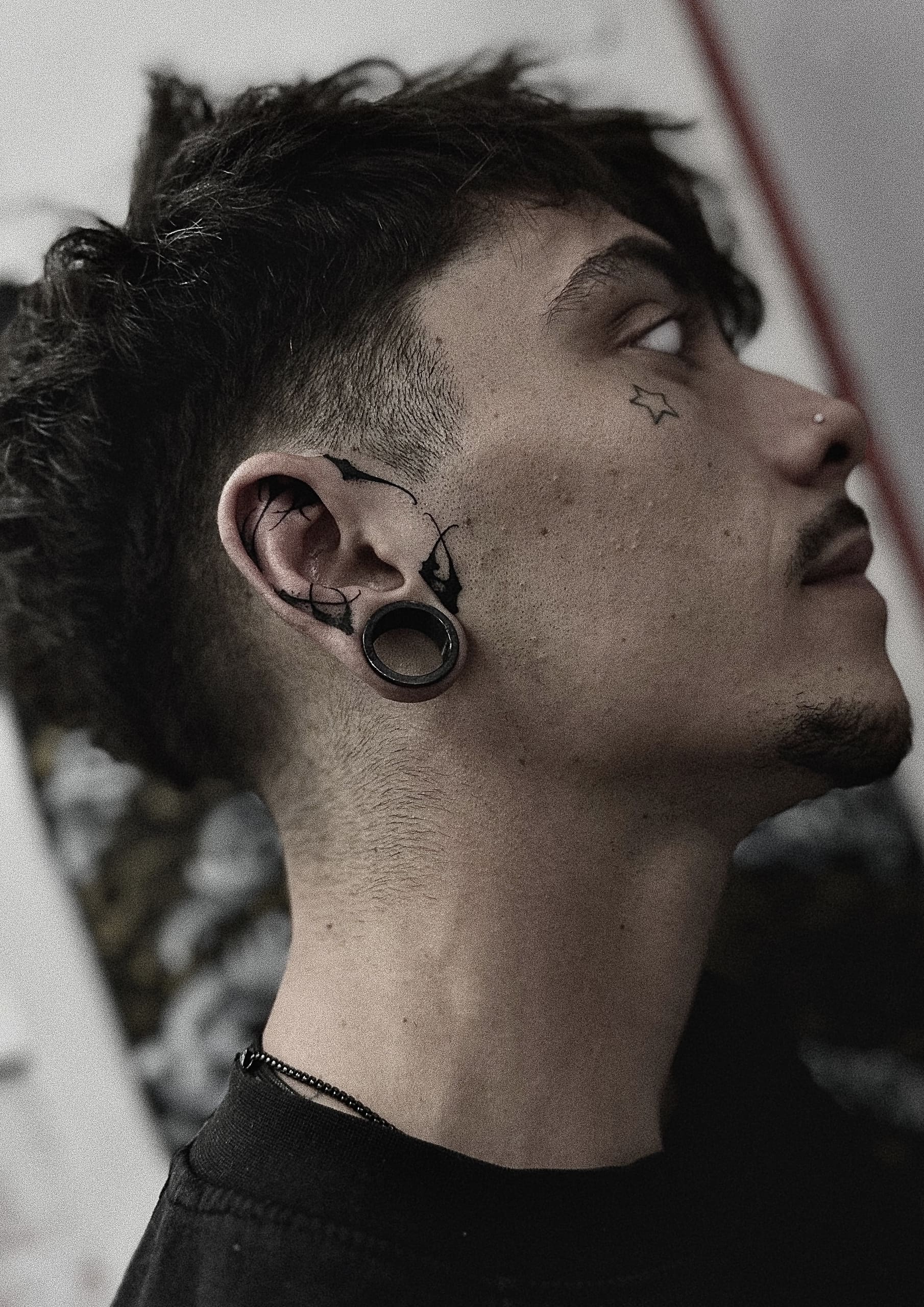 Tatouage dark ornemental oreille
