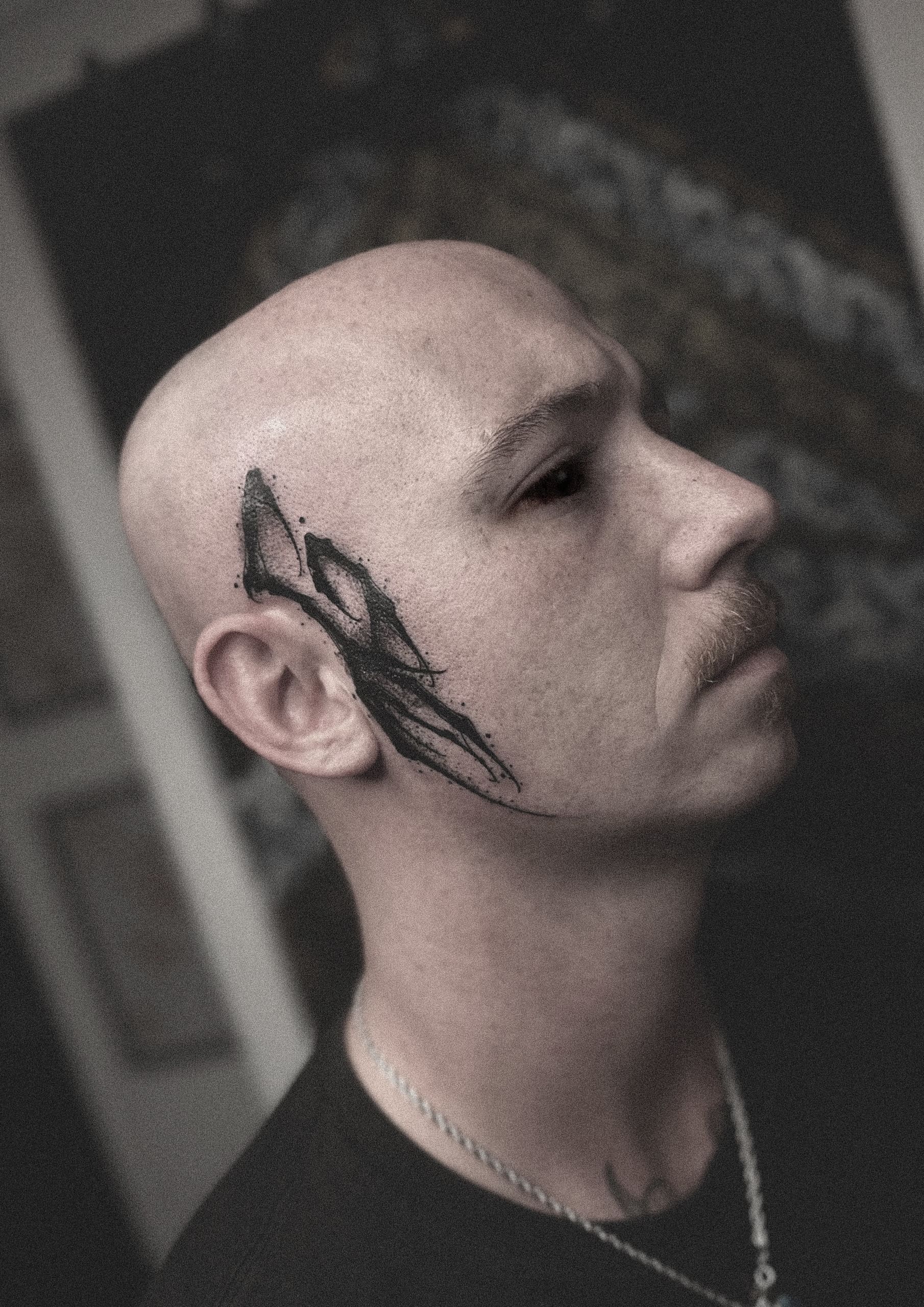 Tatouage dark ornemental oreille, tempe, visage