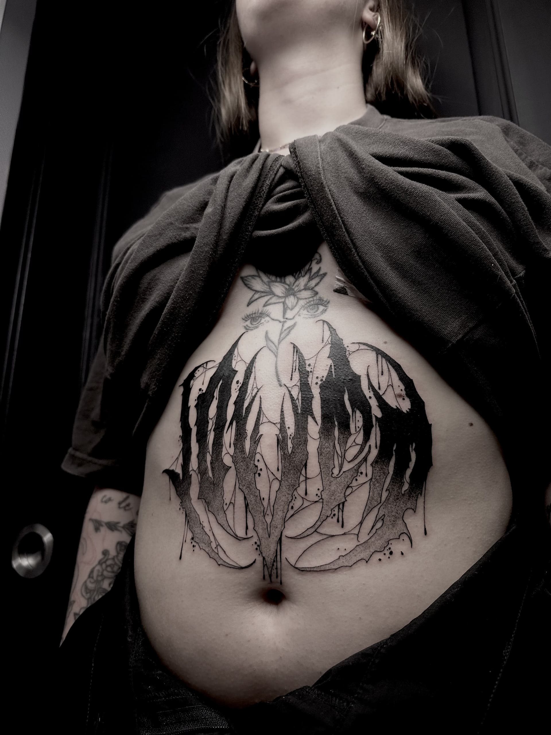 Tatouage ventre Lover dark lettering