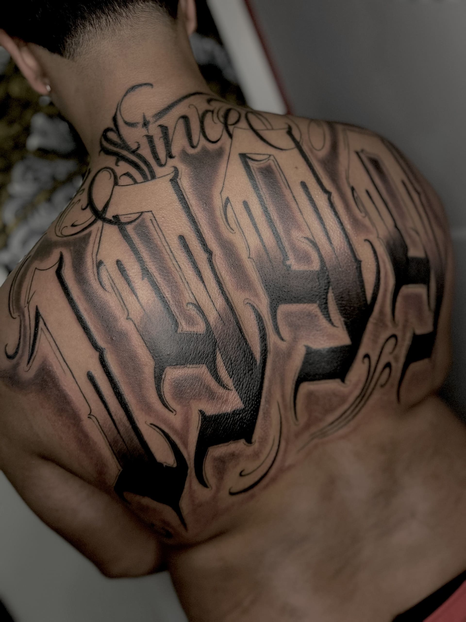 Tatoueur lettering Nice - Chicano dos complet