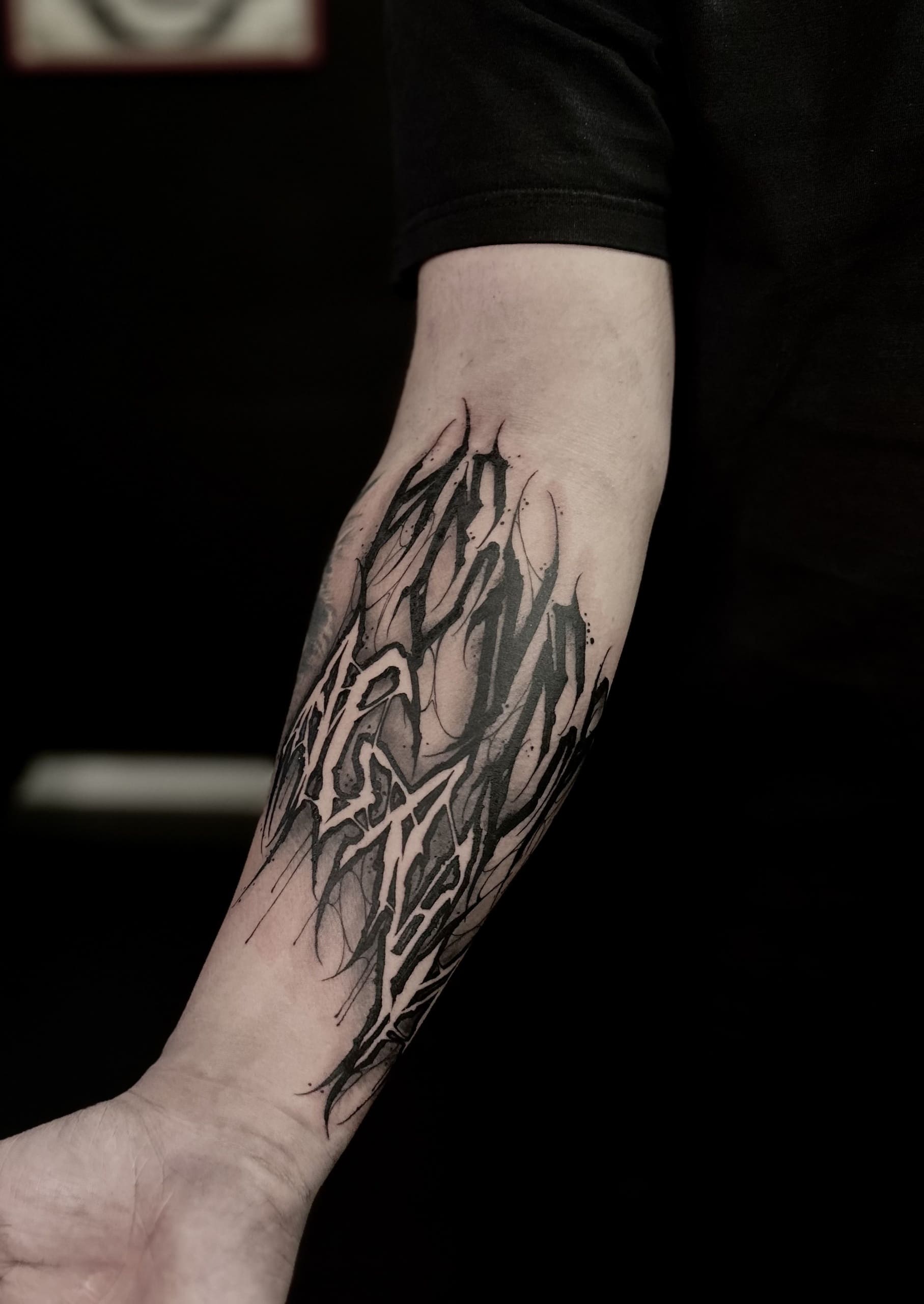 Tatouage negatif dark lettering Never Again