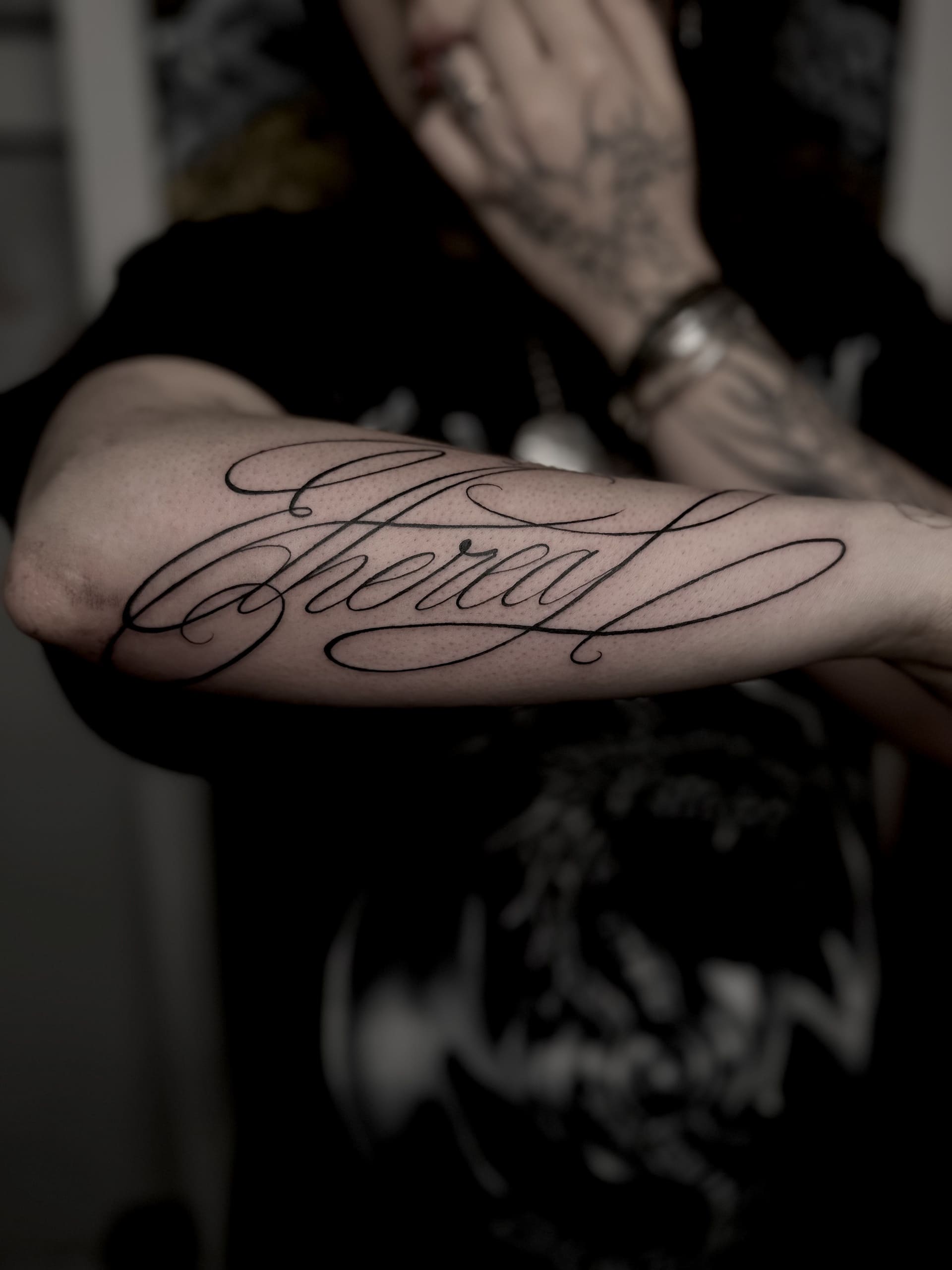 Tatouage lettering calligraphie avant bras chicano