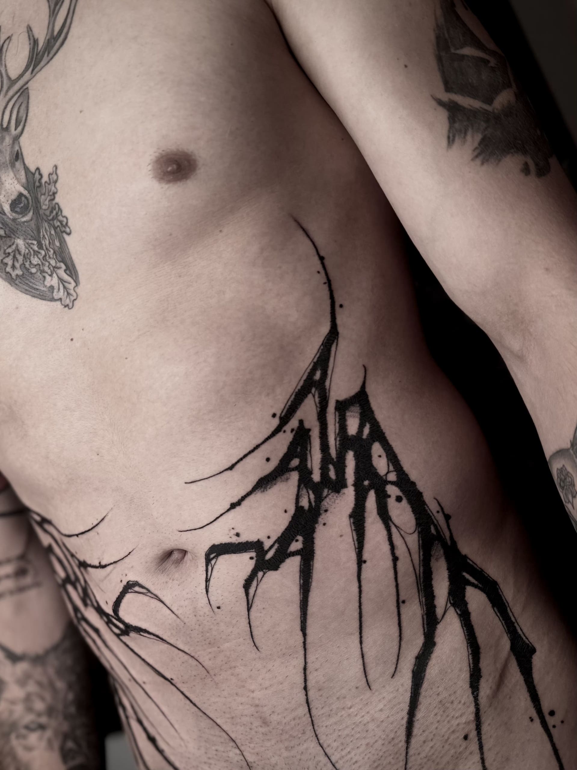 Tatouage dark ornemental ventre