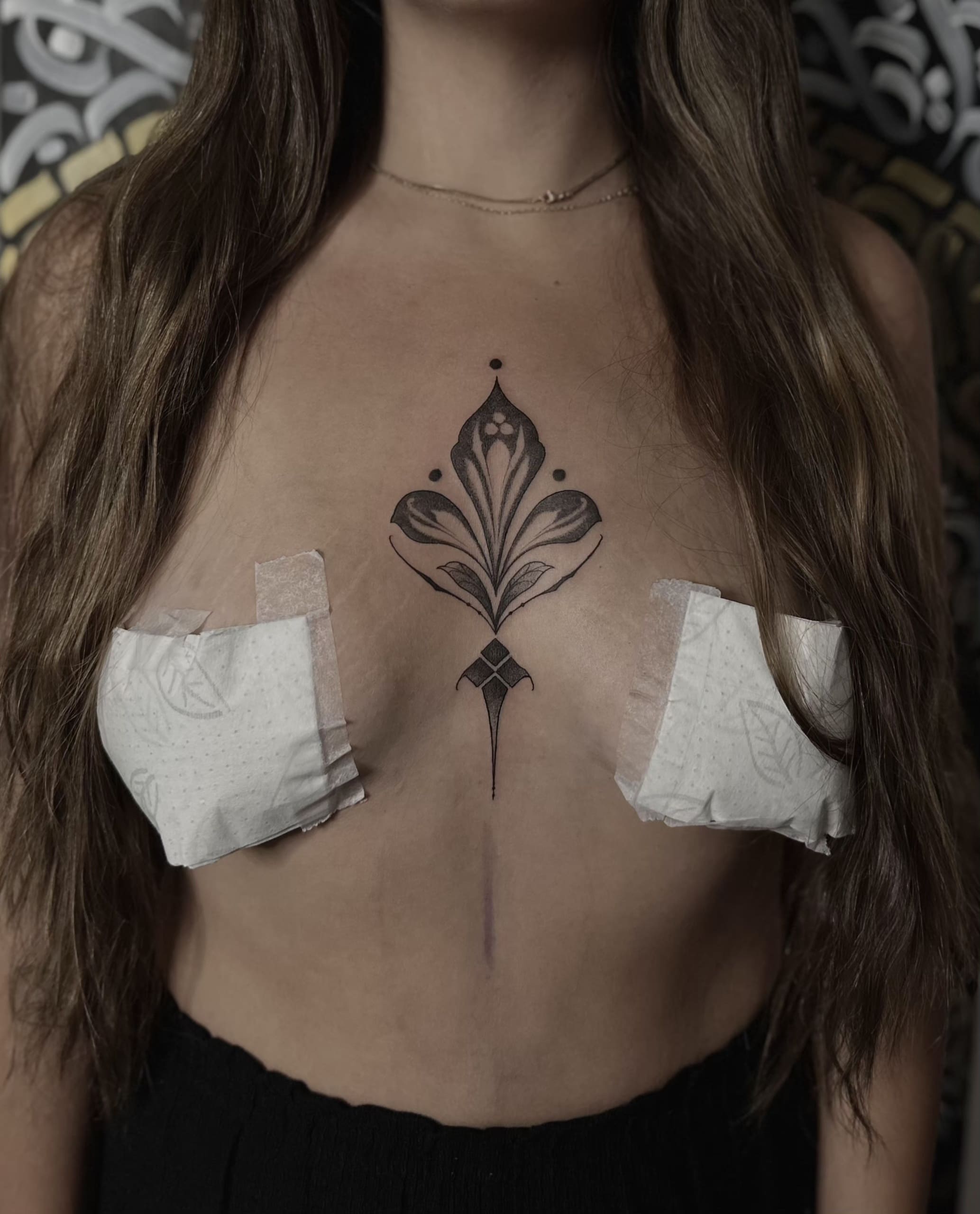 Tatouage poitrine floral ornemental