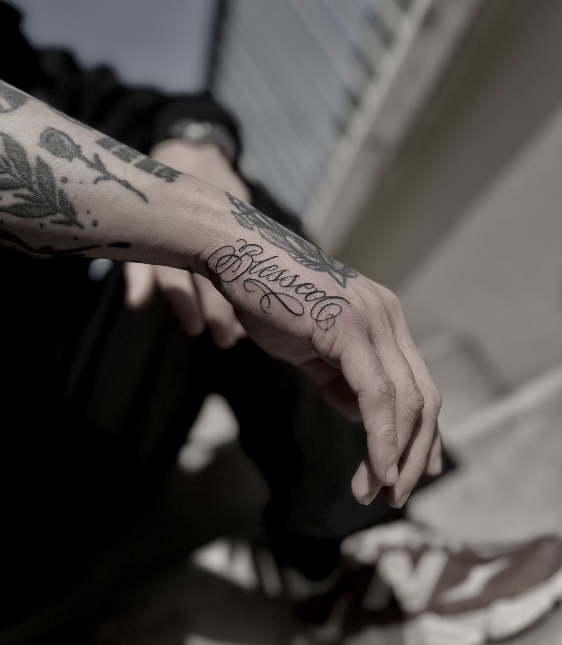 Tatouage lettering Chicano côté de la main