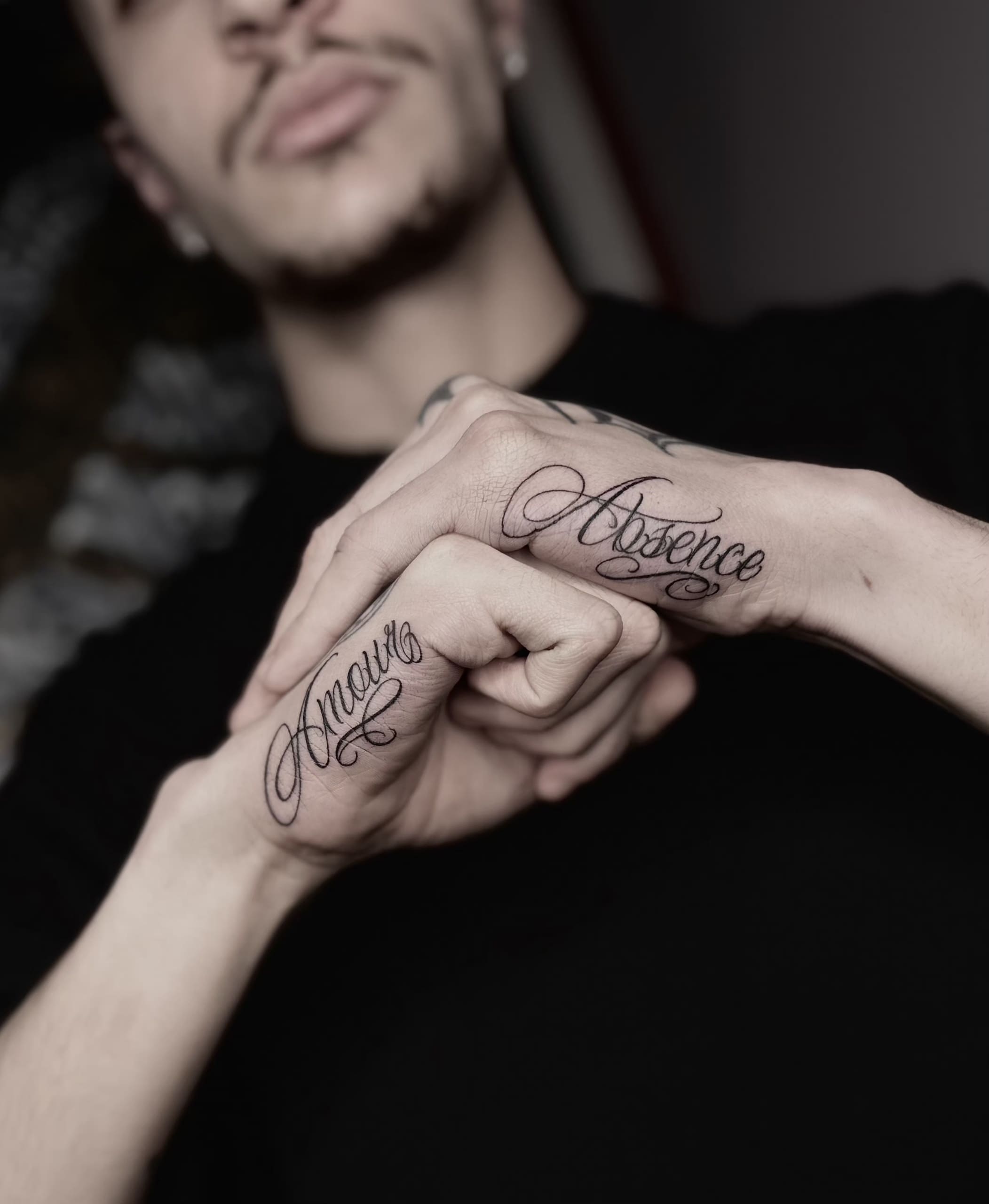Tatouage lettering Chicano côté de la main