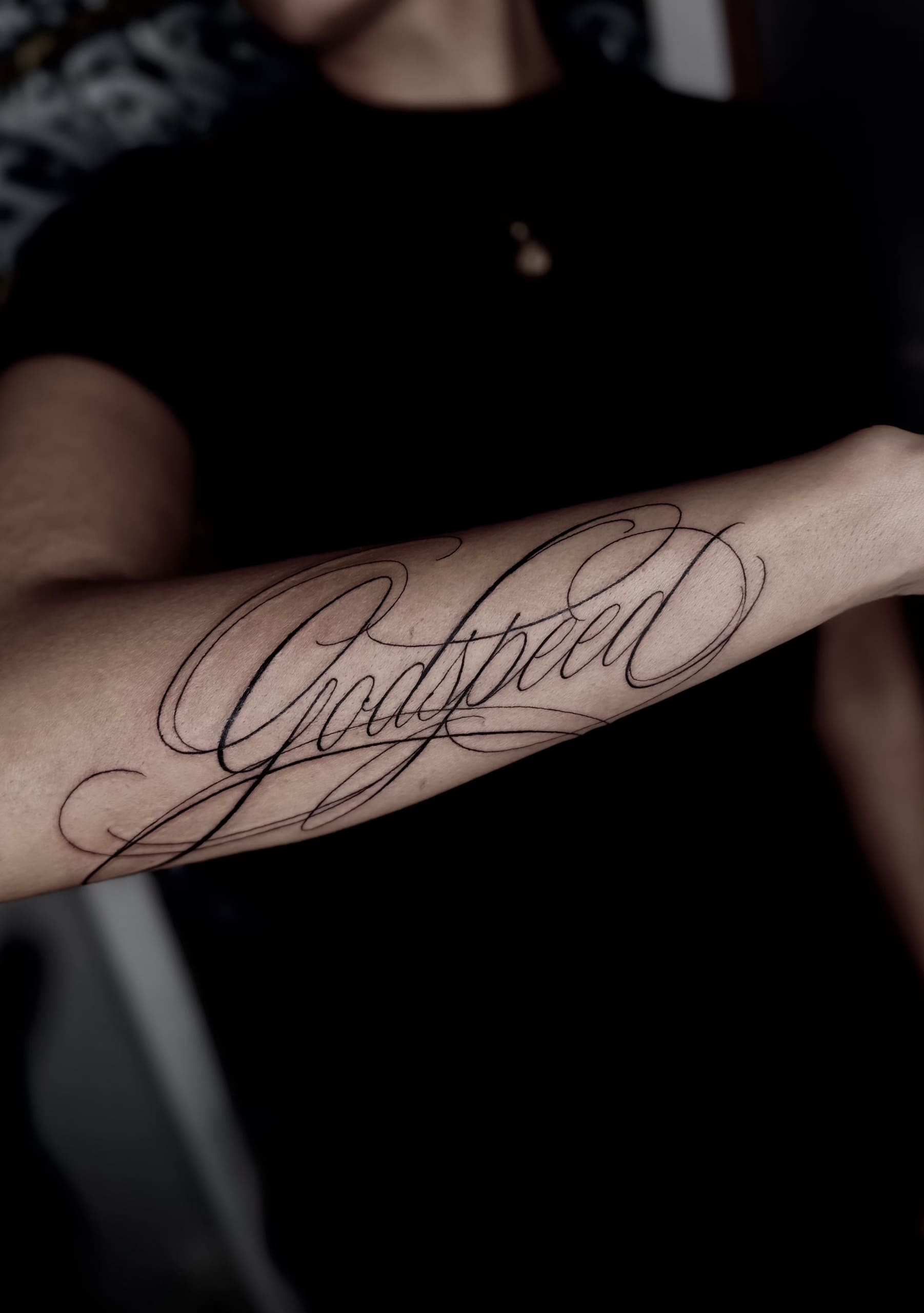 Tatouage avant-bras lettering calligraphie
