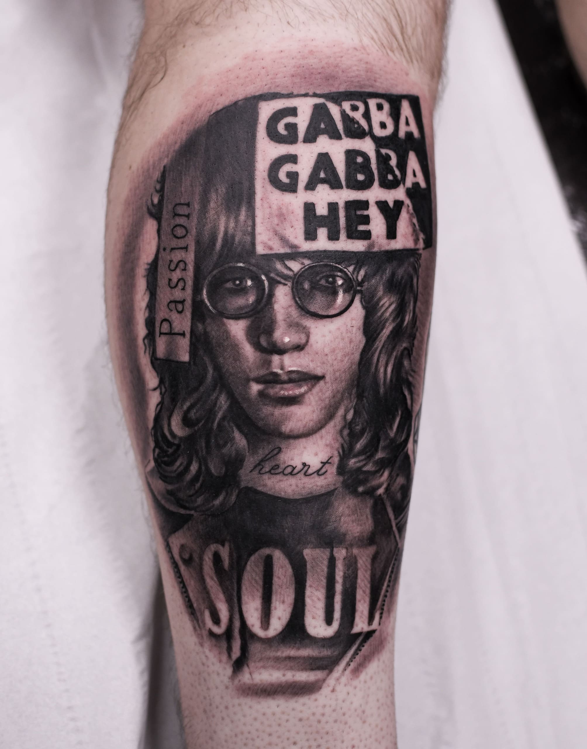Tatouage réalisme noir et gris portait Joey Ramone design Gabba Gabba Hey