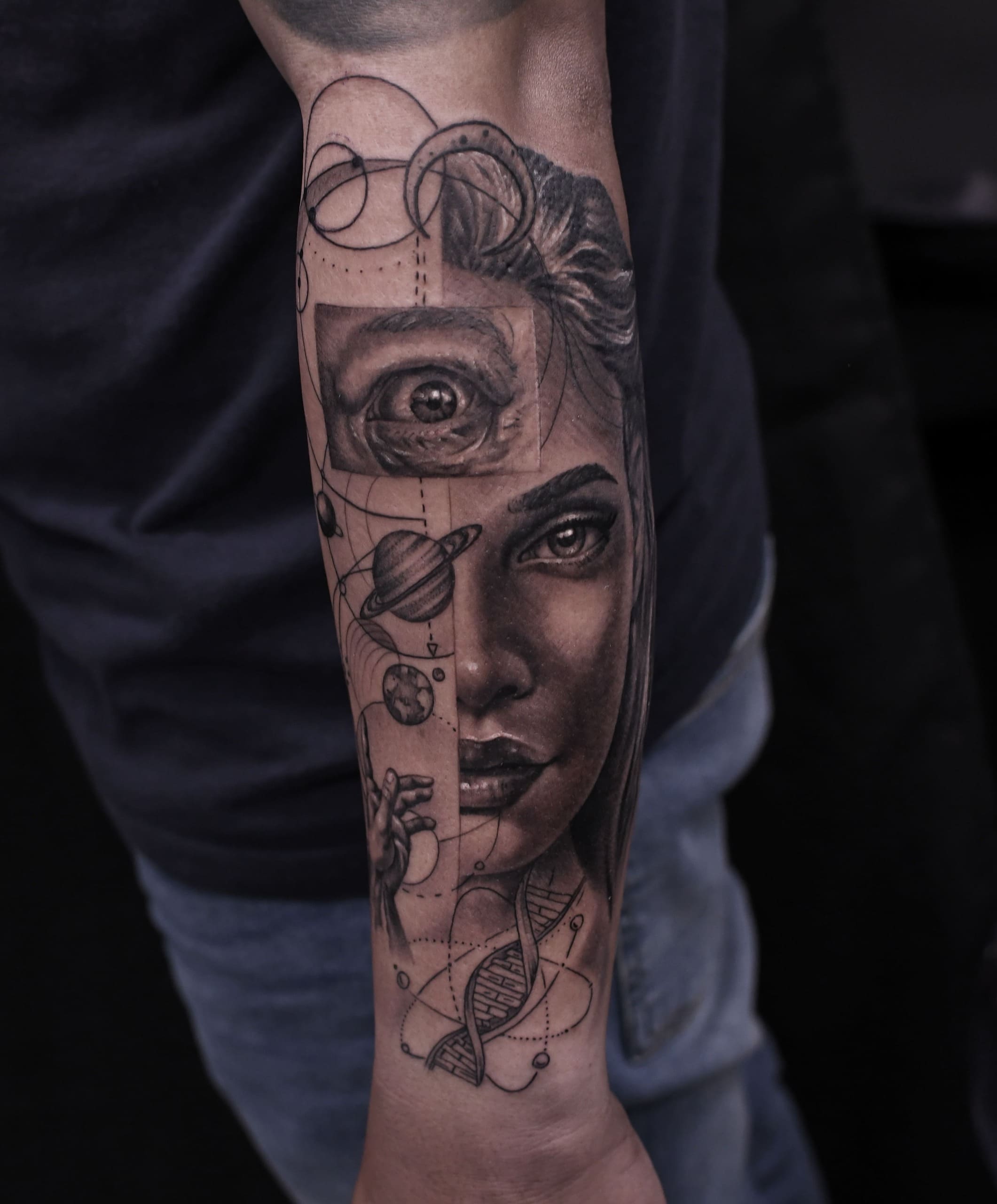 Tatouage réalisme, géométrique, micro-réalisme noir et gris demi portait avant bras