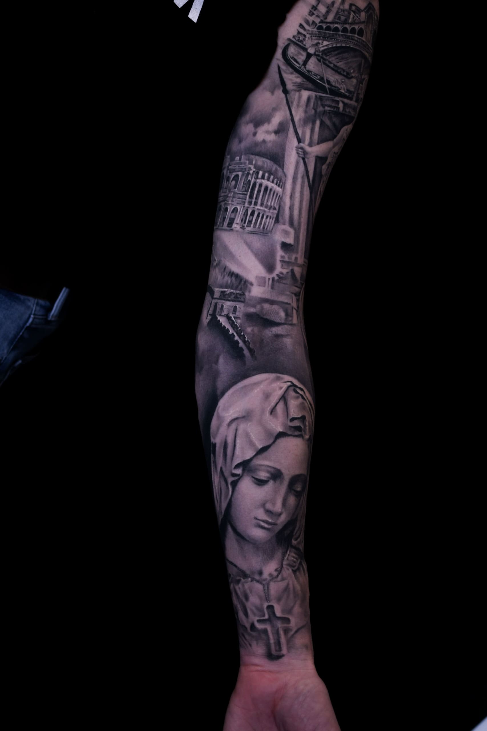 Manchette tatouage réalisme noir et gris vierge marie