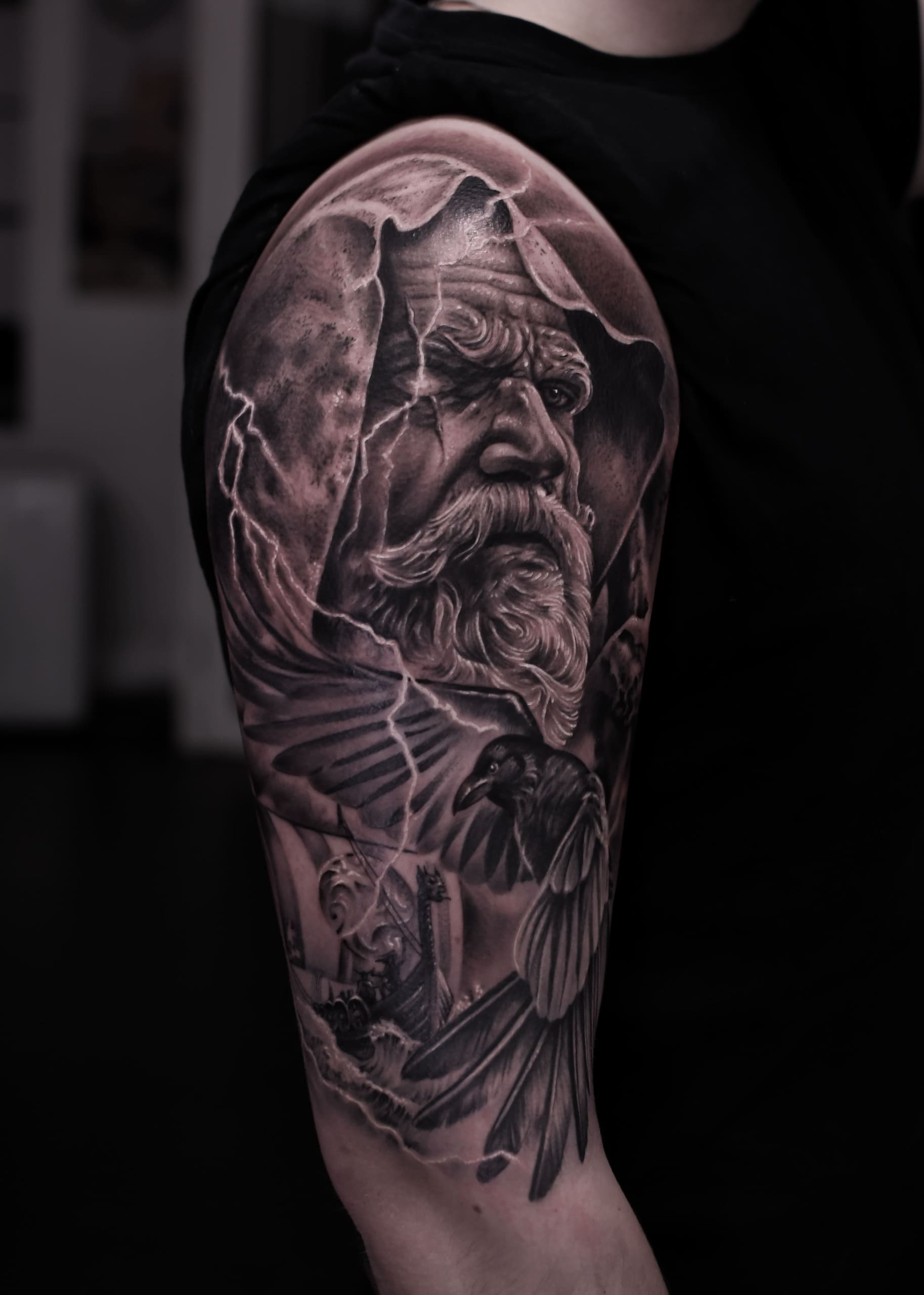Tatouage réalisme noir et gris mythologie nordique Odin, corbeau et drakkar