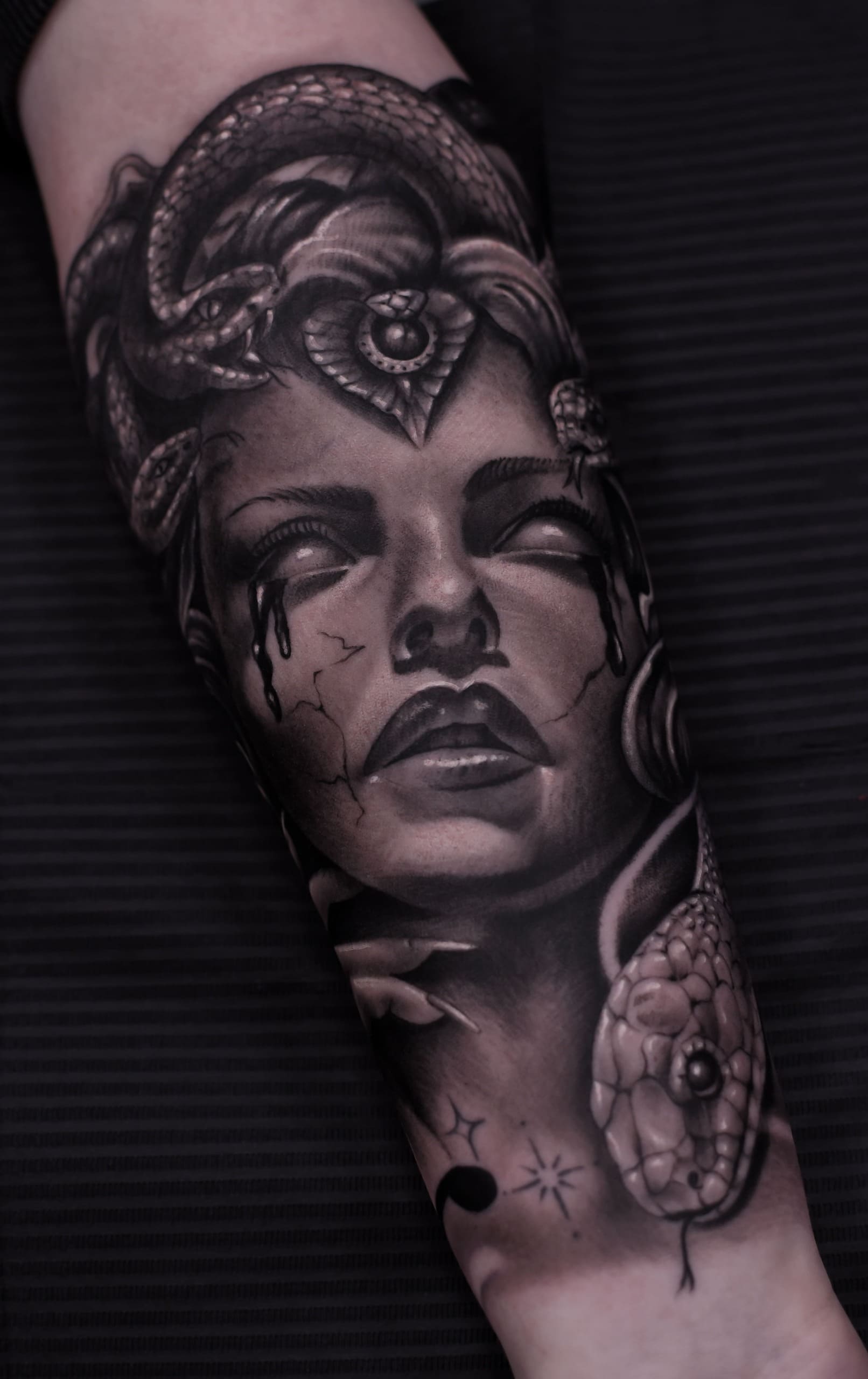 Tatouage réalisme noir et gris avant-bras Médusa