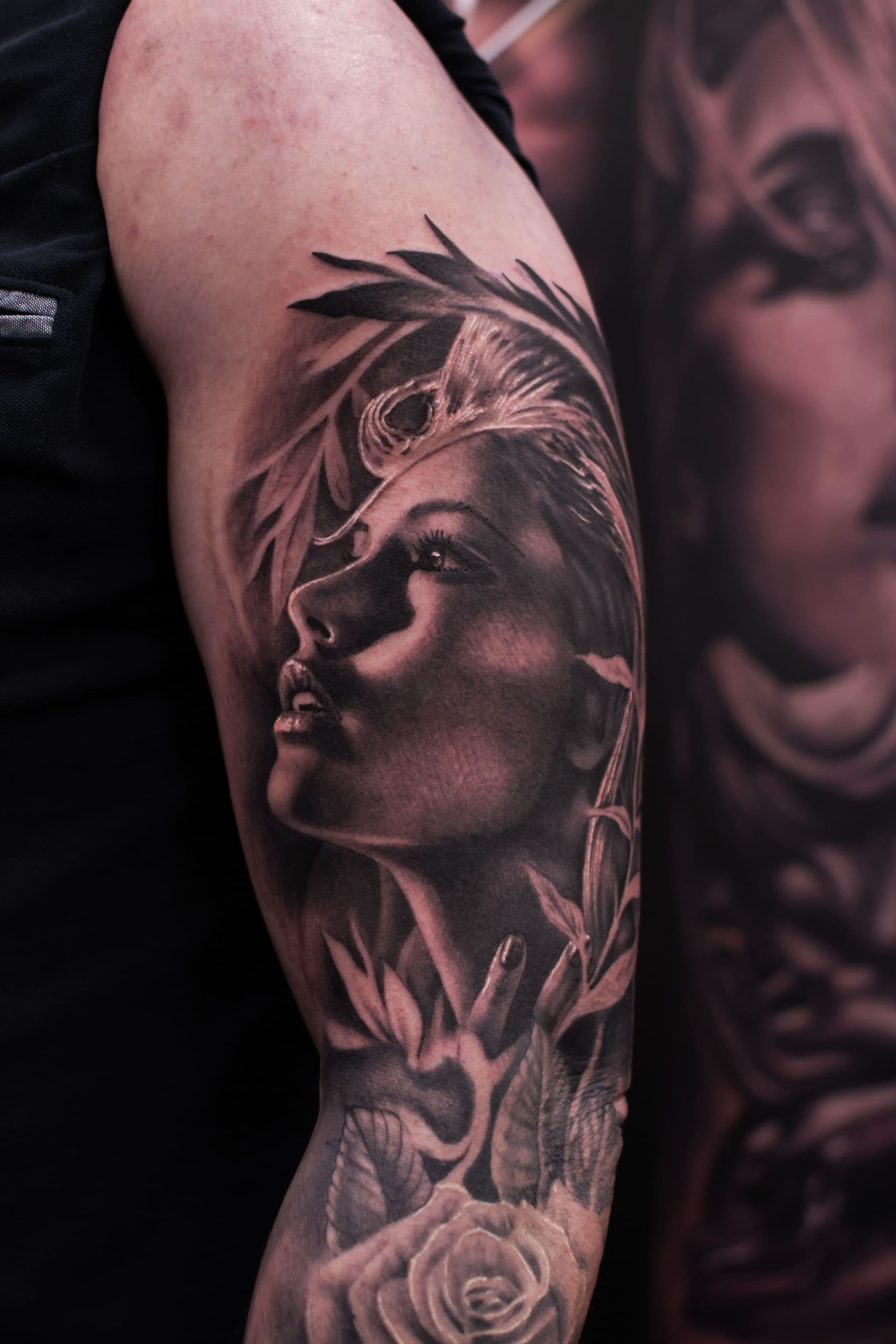 Tatouage réalisme noir et gris bras portrait féminin
