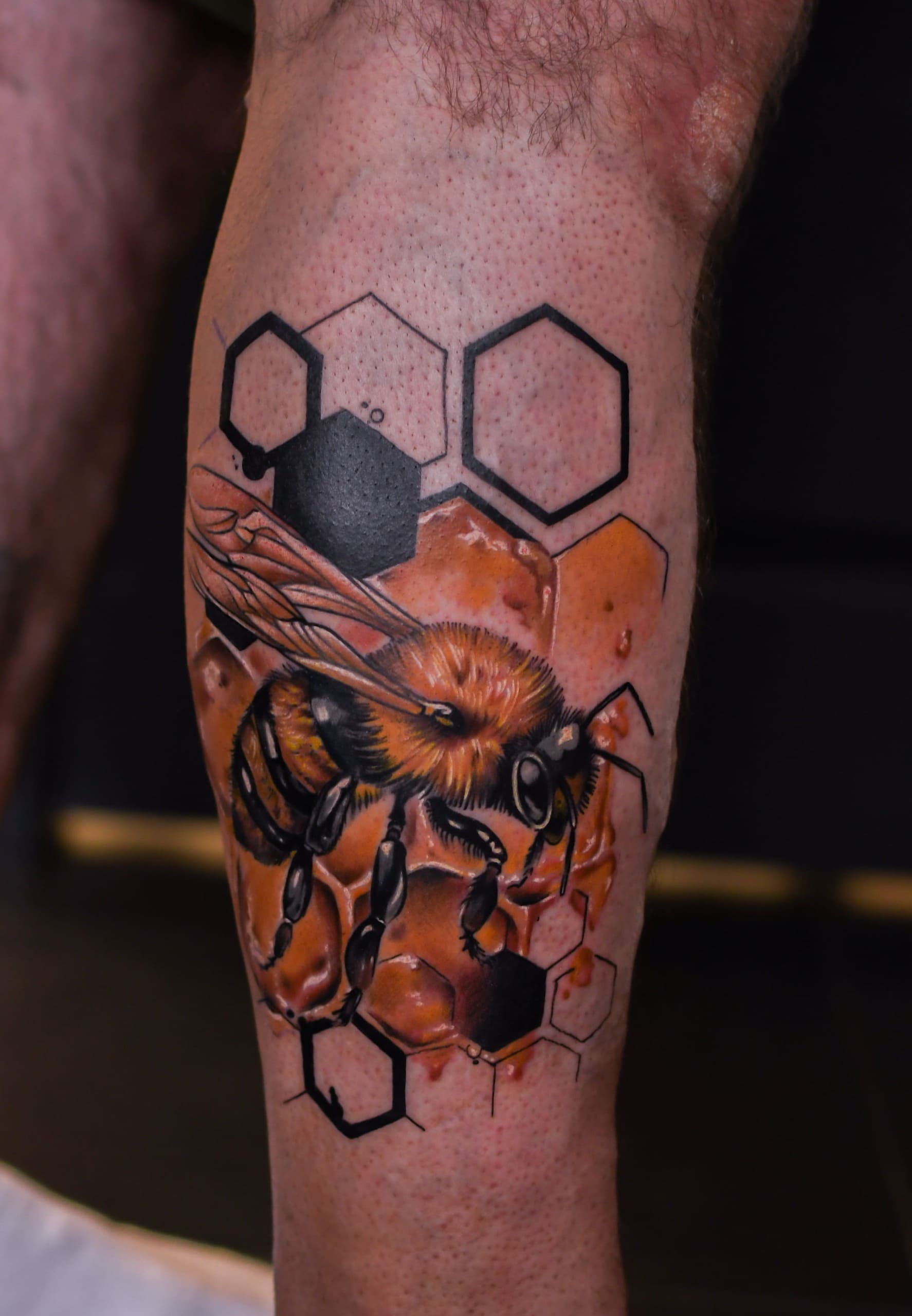 Tatouage réalisme couleur et géométrie abeille