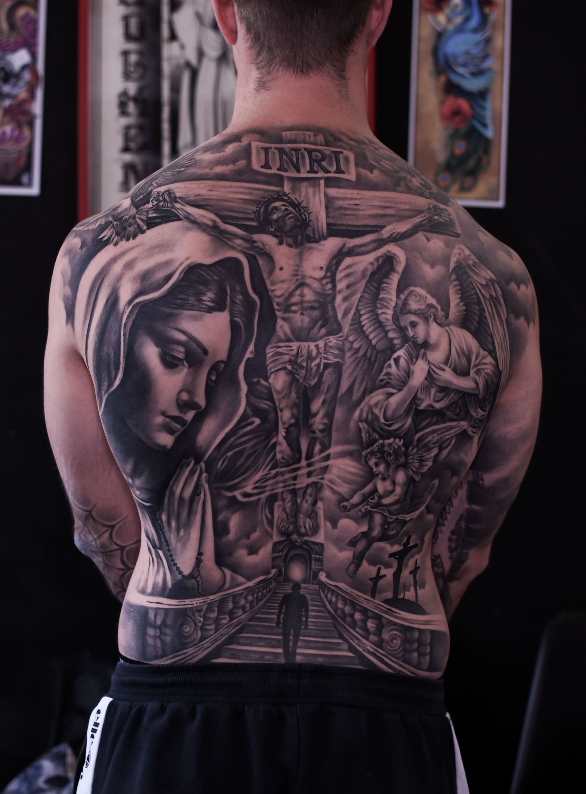 Tatouage réalisme religieux dos complet homme. Jésus, vierge marie et paradis