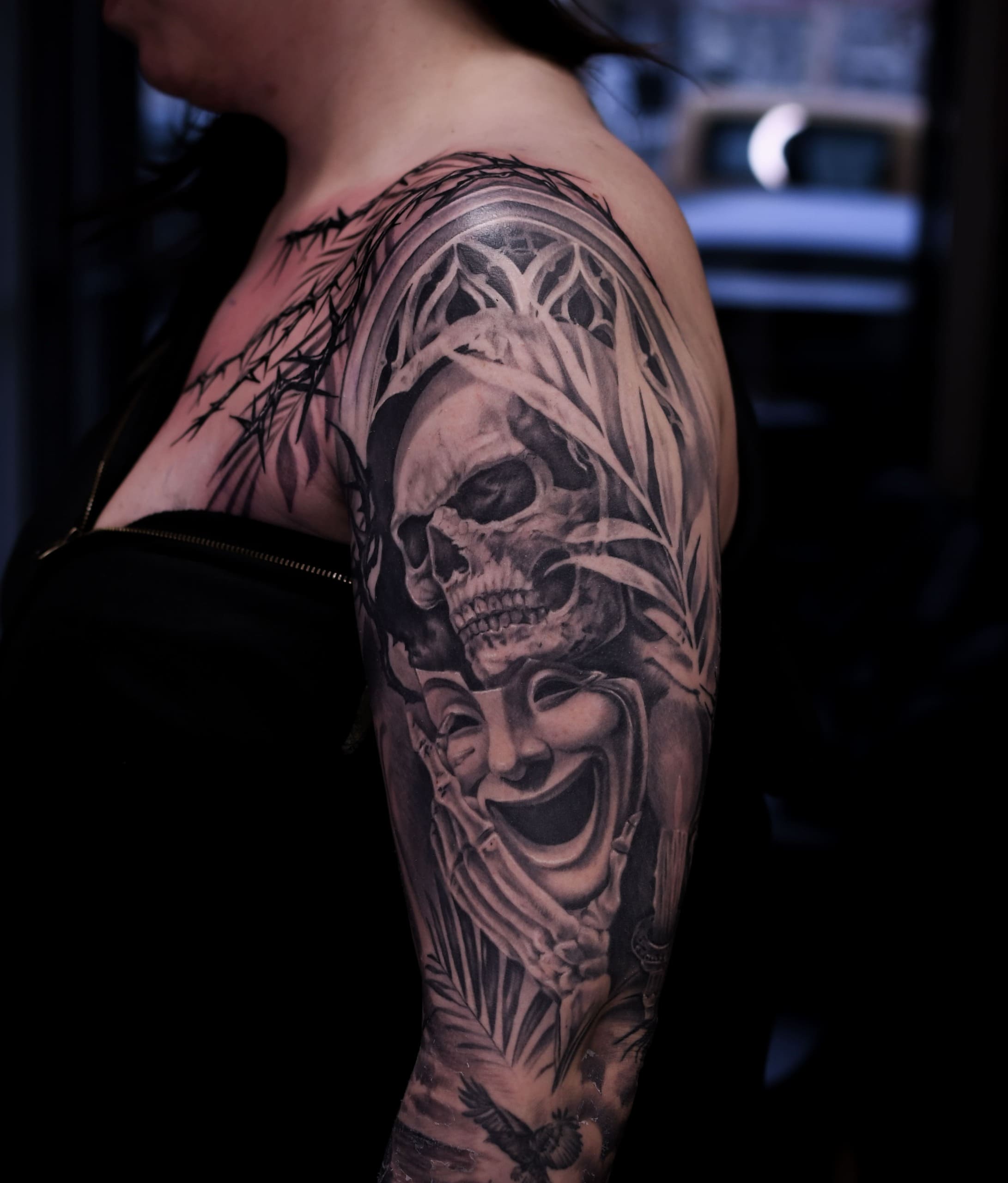 Tatouage réalisme dark noir et gris. Mort, crâne et masque de théâtre.