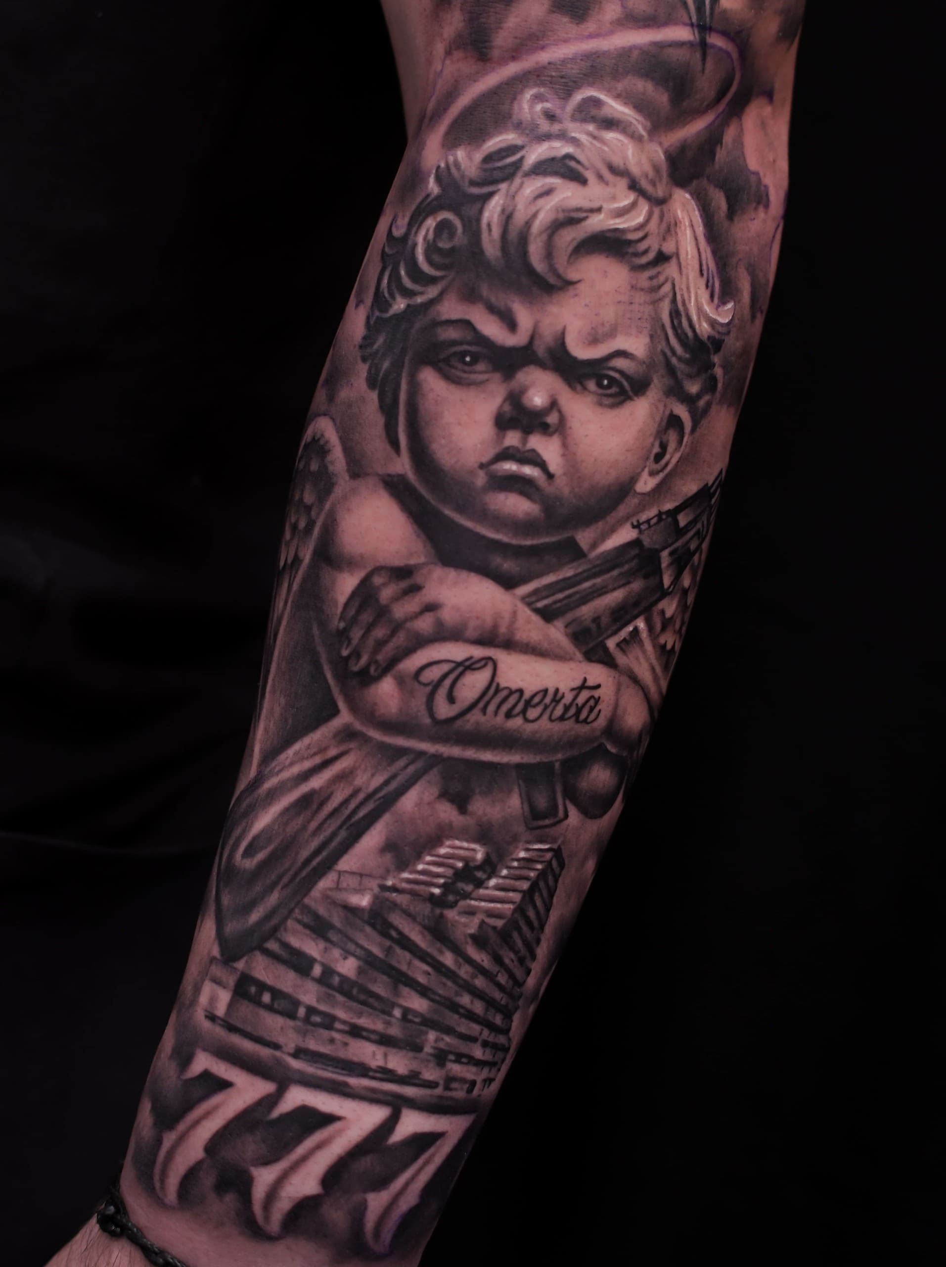 Tatouage réalisme noir et gris. Chicano gangsta, ange, chérubin omerta
